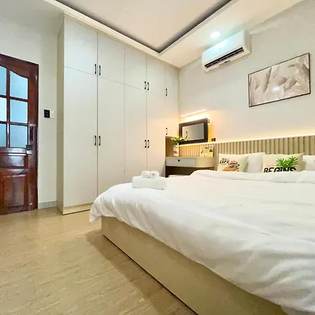 Cozy Studio With Large Balcony In Central Bui Vien District 1 Apartment